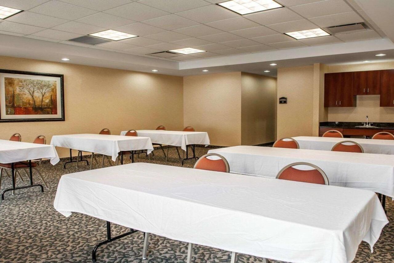 Comfort Suites Near Indianapolis Airport Buitenkant foto